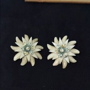 Vintage carved Edelweiss Elegant Floral Earrings in Cream and Gray